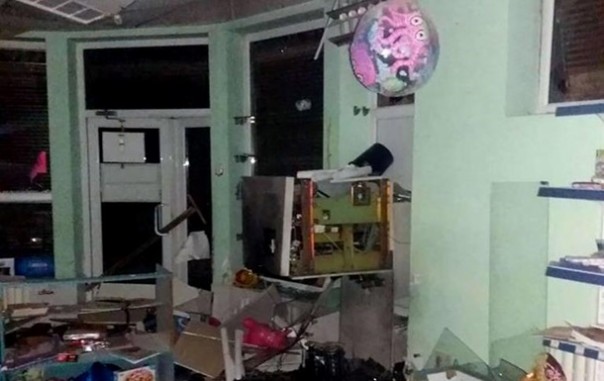 В Харькове взорвали и ограбили банкомат | В Харькове авто провалилось под асфальт