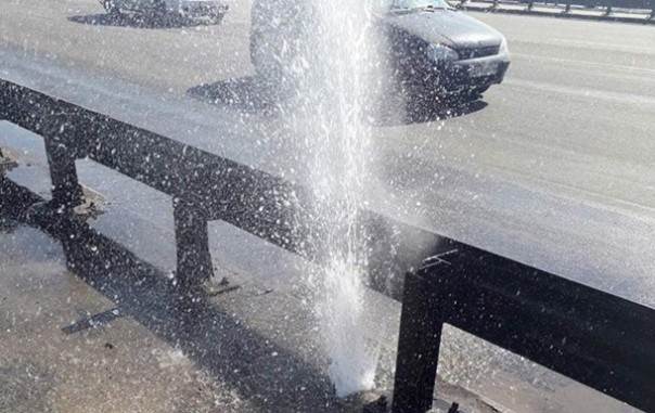 В стране уставших мостов один "замироточил"