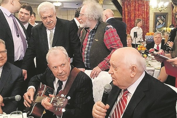 Макаревич решил пофантазировать на тему союза Сталина и Гитлера. Отвечаю