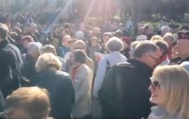 Одесситы под гимн б/Украины спели советский марш "Священная война"