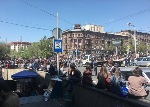 Блокируют улицы и строят баррикады. В Ереване назревает новый майдан