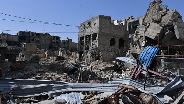 Белые каски организаторов "химатаки" нашли на свалке в Думе, сообщают СМИ