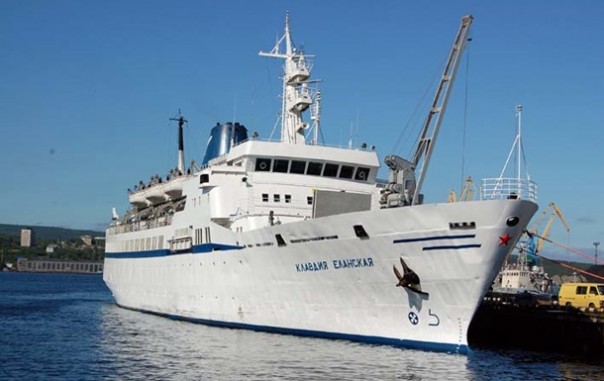 Пассажиры теплохода в Мурманской области неделю не могут сойти на берег из-за шторма