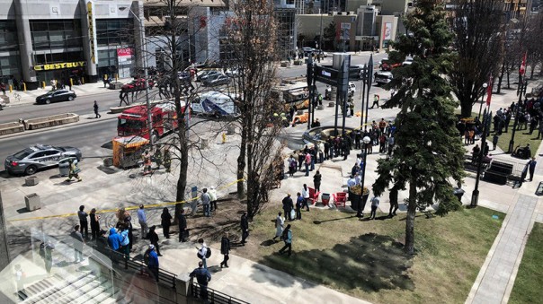 Фургон протаранил толпу пешеходов в Торонто, есть пострадавшие
