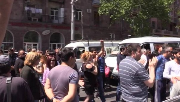 Демонстранты заполонили центр Еревана и перекрыли дорогу в аэропорт Звартноц