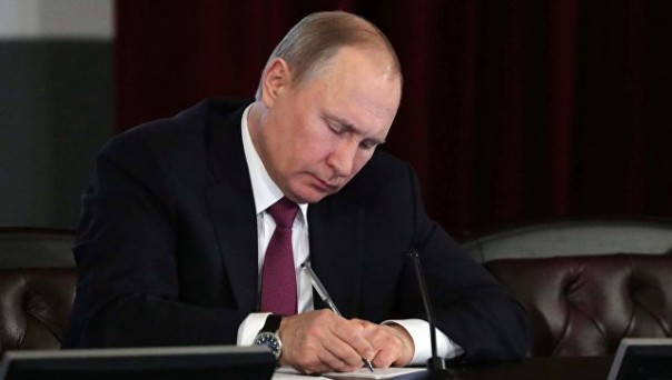 Путин указом освободил от налогов выплаты за рождение первого ребёнка