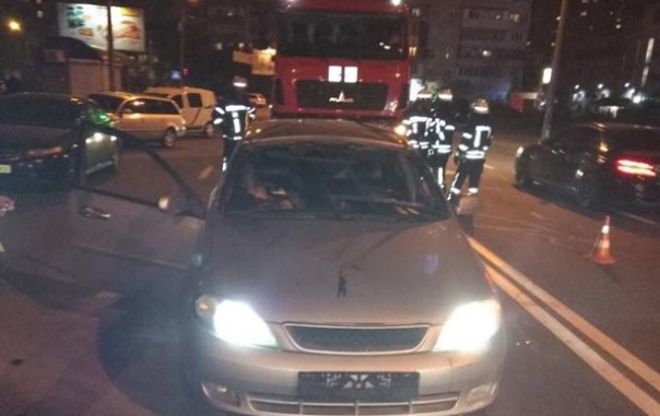 Без гранаты день не день. В Киеве во время движения автомобиля прогремел взрыв, один человек погиб, один ранен