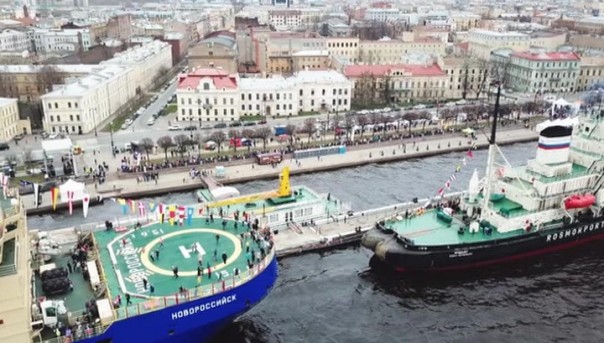 Вальс на Неве: ледоколы танцевали под Чайковского