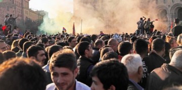 На улицах Еревана стихия