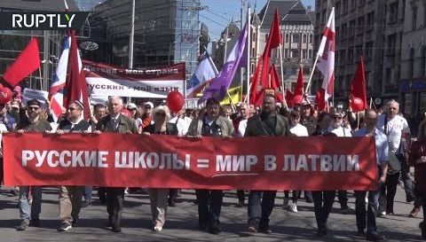 Несколько тысяч человек собрались в Риге на акцию в защиту русских школ Латвии.
