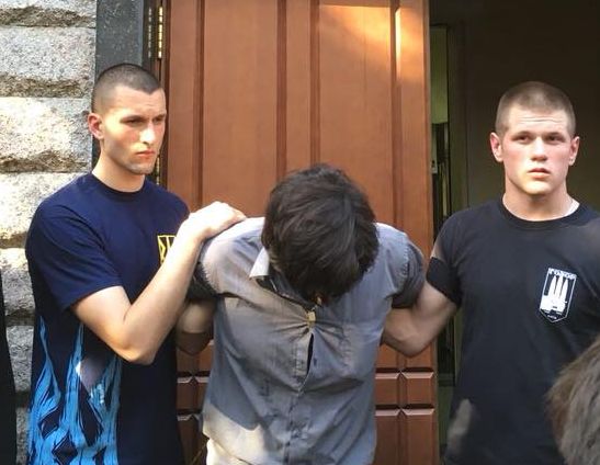 В Киеве неонацисты схватили воевавшего за ДНР бразильца и отвели его в СБУ