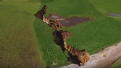 И треснул мир напополам. В Новой Зеландии нашли 200-метровый разлом в земле | На Гавайях лава вулкана начала уничтожать дома