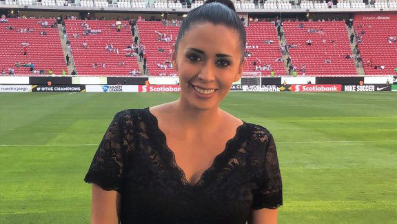 Журналистка в прямом эфире ударила футбольного фаната, сунувшего руку ей в трусы