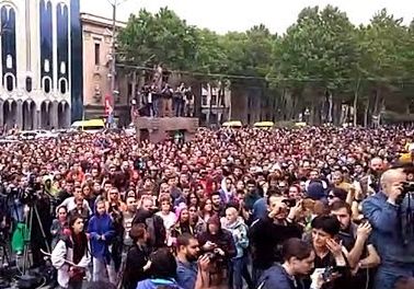 В Кутаиси и Батуми присоединились к митингующим в грузинской столице