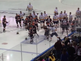 В США хоккеисты начали драться до стартового вбрасывания — видео