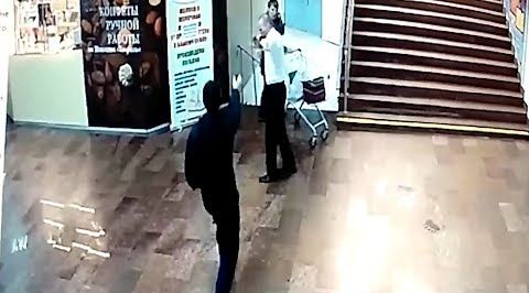 Москвич устроил пальбу из газового пистолета и разбил ломом стеклянную дверь