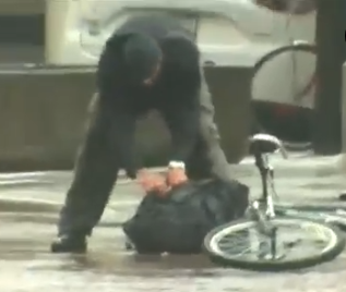 В США полиция набросилась на велосипедиста, "разминировавшего" рюкзак