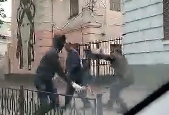 Укрофашисты опубликовали видео нападения на главу Россотрудничества 9 мая в Киеве