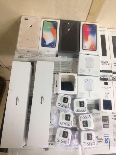 Украинские пограничники задержали мужчину который пытался провезти в ЛДНР iPhone и часы Apple