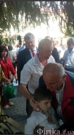 Школьник потерял сознание во время выступления Порошенко