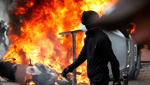 "Черный гнев": Макрон спровоцировал беспорядки в Париже. Корреспондент "РИА Новости" пострадала во время беспорядков