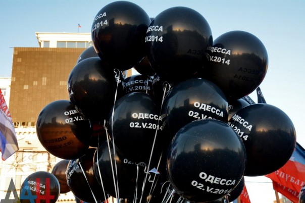 В Донецке прошел митинг-реквием и открыли памятный знак жертвам Одесской трагедии 2 мая 2014 года