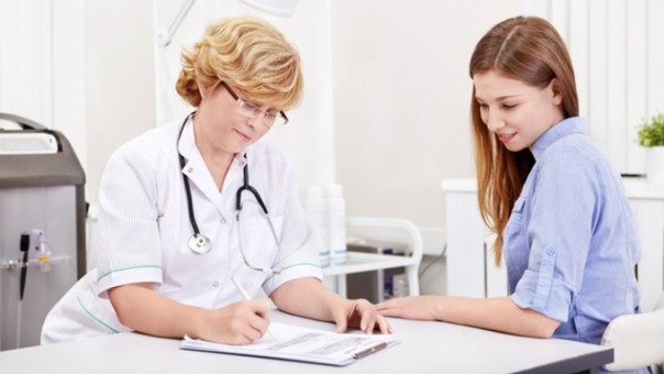 Папилломы на лице: причины появления и методы лечения