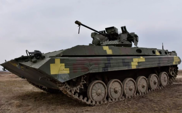 На Украине пьяный мехвод ВСУ случайно задавил сослуживца, отдыхавшего под гусеницей