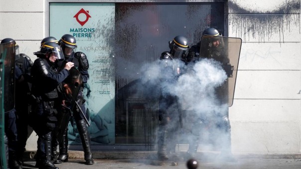 Применение слезоточивого газа во Франции против митингующих – обычное дело