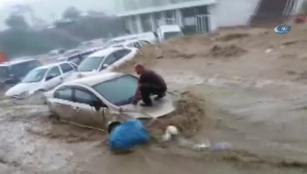 Шокирующие кадры с улиц турецкой столицы: бурный поток нес машины, как спичечные коробки