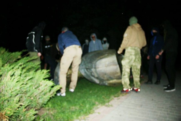 Украинские нацисты в Харькове повалили памятник маршалу Жукову – его тут же восстановили