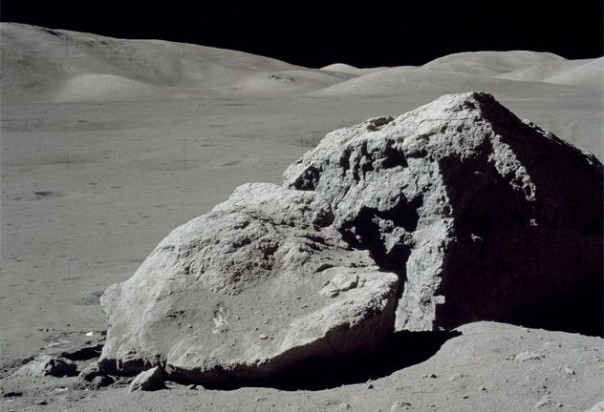 На поверхности Луны нашли редкий минерал