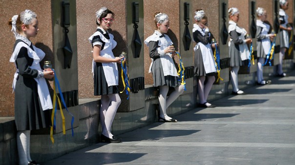 Более 20 детей потеряли сознание во время линейки в школе на Украине