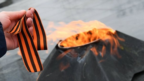 Российских дипломатов в Тбилиси заставили снять георгиевские ленты