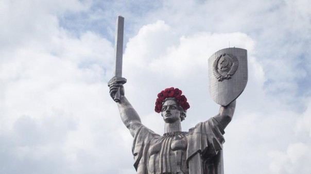 У монумента Родине-матери киевляне 9 мая исполняли военные песни