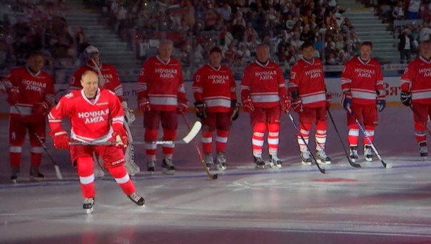 Владимир Путин сыграл за "Легенд хоккея" и ознакомился с хоккейным центром "Сириус"