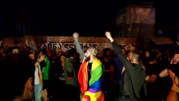 "Всё закончилось танцами". В Тбилиси протестующие превратили митинг в дискотеку