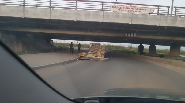 "Мост глупости" в Питере готовится к юбилею: под ним застряла 149-я "газель"