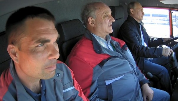 Поехали! Путин за рулем Камаза открыл движение по Крымскому мосту