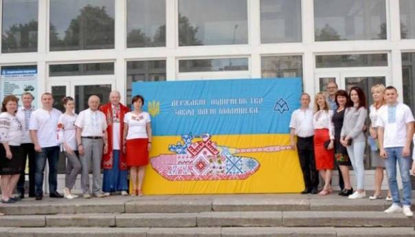 В Харькове презентовали гигантскую вышиванку в форме танка