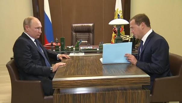 Медведев представил Путину список кандидатов на посты министров. Зиничев сменит Пучкова на посту главы МЧС России. Шойгу останется на посту МО РФ