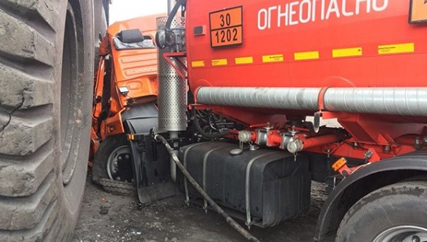 В Кузбассе женщина за рулем БелАЗа протаранила бензовоз