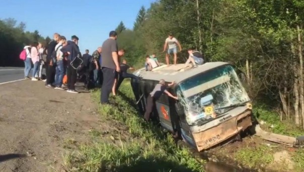 Автобус с детьми улетел в кювет под Псковом