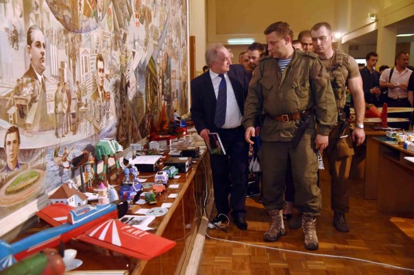 В Донецке открылся представительный Международный научный форум. Глава ДНР Александр Захарченко посетил выставку разработок молодых ученых Республики