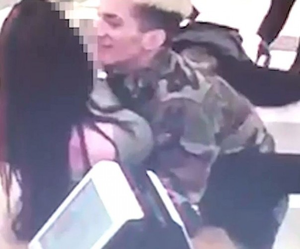 Цэевропа! Пара предалась разврату прямо на кассе "Макдоналдса" на глазах у детей (видео)