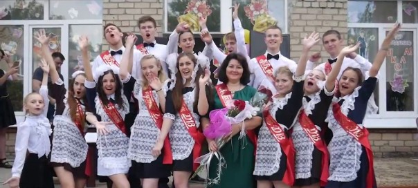 В Республиках Донбасса прозвенел последний звонок