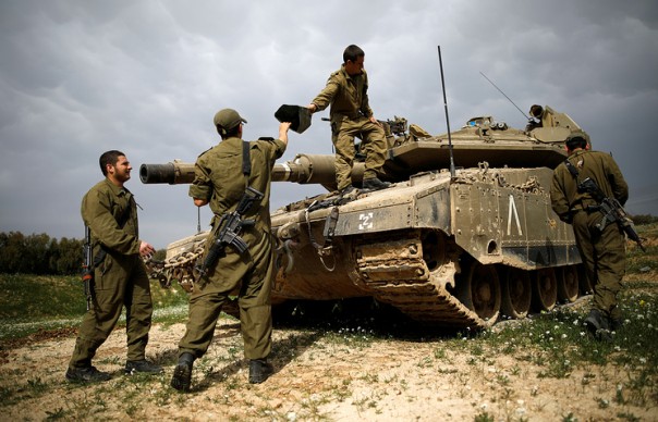 Израильский танк поразил пост ХАМАС в секторе Газа в ответ на размещение фугаса