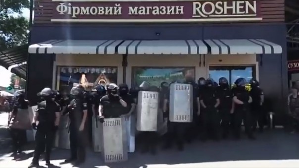 «Ну и комедия»: в Сети смеются над киевской полицией, защищающей магазин Порошенко от радикалов
