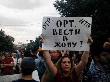 В Ереване уволили директора, которая не пускала учеников на митинги