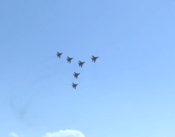 Фигуры высшего пилотажа от "Стрижей" и "Русских витязей" в небе над Кубинкой